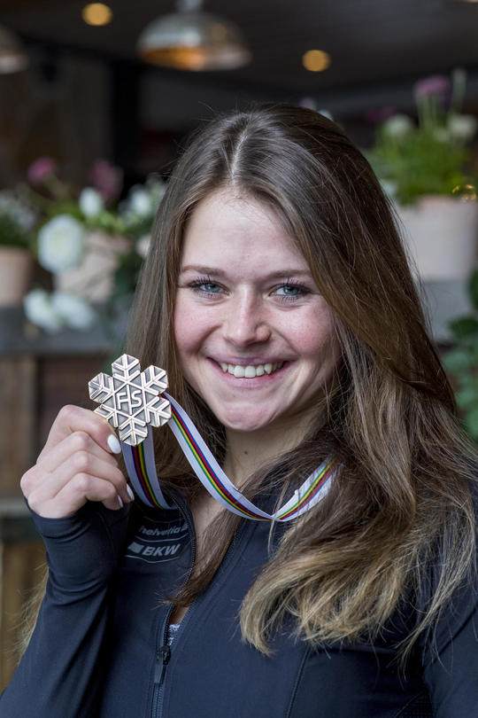 Corinne Suter weint endlich Freudentränen - Ski-WM 2019 ...
