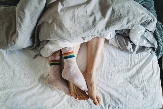 Sollen-Socken-im-Bett-getragen-werden-